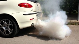 Không nên coi nhẹ khi ô tô xuất hiện khói trắng