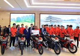 Các tuyển thủ được tặng Honda Lead và Winner X từ Honda Việt Nam