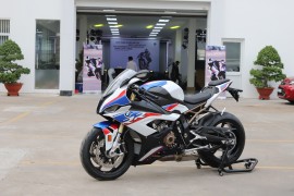 Siêu mô tô BMW S 1000 RR ra mắt khách hàng Việt, giá từ 949 triệu đồng