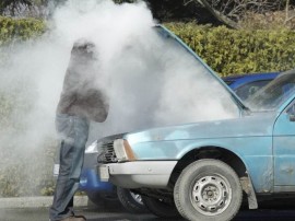 Làm gì khi động cơ ô tô bị nóng?
