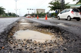 Mẹo nhỏ giúp lái xe qua ổ gà an toàn, 