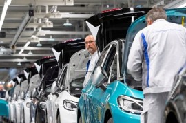 Châu Âu vỡ trận trước Covid-19, các hãng xe đóng băng hoạt động