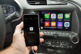 Sử dụng Apple CarPlay, Android Auto khi lái xe nguy hiểm hơn cả khi say