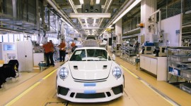 Porsche đóng cửa các nhà máy, yêu cầu nhân viên không di chuyển do Covid-19