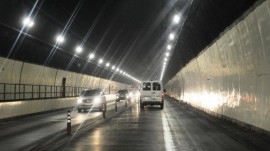 Những điều cấm kị khi lái ô tô trong hầm đường bộ