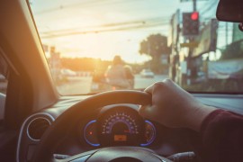 Chói mắt vì nắng khi lái xe, làm gì để khắc phục?