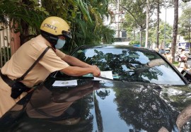 Ô tô dừng đỗ sai luật ở Sài Gòn bắt đầu bị CSGT dán phiếu phạt nguội, không cần có mặt tài xế