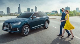 Á hậu Dương Tú Anh cùng Justin Dương Young nổi bật bên Audi Q7 mới
