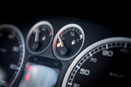 Thói quen chạy gần hết xăng mới đổ thêm gây hại cho xe thế nào?