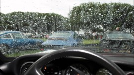 Lái xe dưới trời mưa bão, xử lý thế nào cho an toàn?
