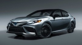 Toyota Camry Hybrid 2021 tăng tiện nghi nhưng giảm giá bán