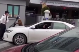 [Video] Người phụ nữ đòi lái xe lên vỉa hè cho đỡ kẹt xe