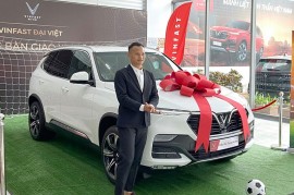 Cầu thủ Việt Nam đầu tiên Nguyễn Trọng Hoàng sở hữu VinFast LUX SA2.0