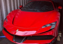 Ferrari SF90 Stradale đầu tiên tại Việt Nam được khui công với màu đỏ đặc trưng