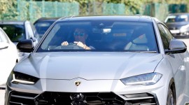 Cristiano Ronaldo xuất hiện trên đường phố Anh bằng chiếc Lamborghini Urus