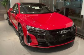Audi e-tron GT được trưng bày tại showroom chính hãng