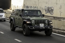 Vua Cà phê Đặng Lê Nguyên Vũ cầm lái Jeep Gladiator Rubicon hơn 700km