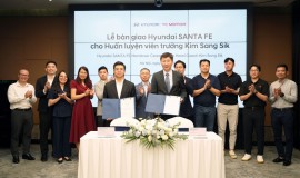 Hyundai Thành Công bàn giao Santa Fe cao cấp cho HLV Kim Sang-Sik