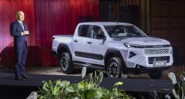 Toyota Việt Nam ra mắt Hilux hoàn toàn mới, giá từ 632 triệu đồng