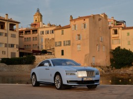 Rolls-Royce Spectre Series II phô diễn sức mạnh 670 mã lực giữa mùa hè Saint-Tropez