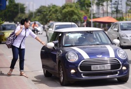 Ở Việt Nam đi ôtô đã là hào nhoáng dù là xe gì