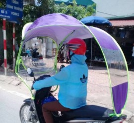 Ô che nắng xe máy - Người Việt liều lĩnh