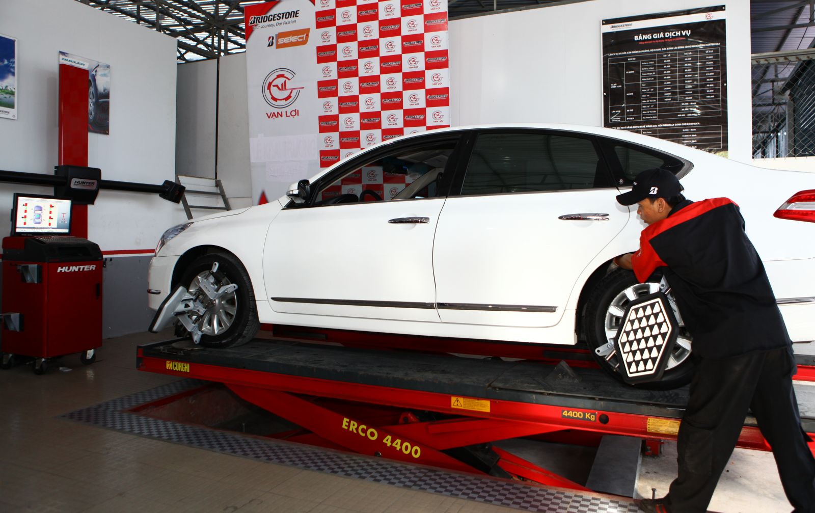 B-Select là hệ thống Trung tâm Dịch vụ Lốp xe Du lịch được trang bị máy móc hiện đại và đội ngũ kỹ thuật viên chuyên nghiệp, được đào tạo bài bản.