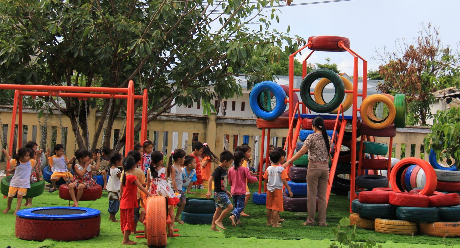 Xây dựng các công viên vui chơi từ lốp xe cho trẻ em là một phần trong sứ mệnh vì cộng đồng của Bridgestone Việt Nam.