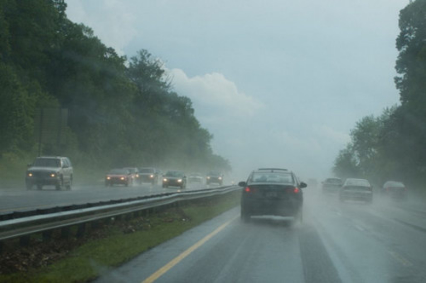 Những điều các bác tài cần lưu ý khi lái xe trong mùa mưa