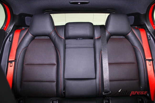 Hàng ghế sau của GLA45 AMG