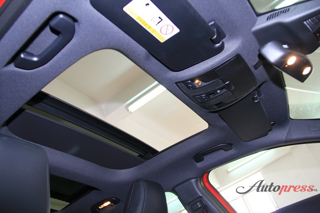 Cửa sổ trời Panorama chỉ có trên GLA45 AMG/ Edition 1