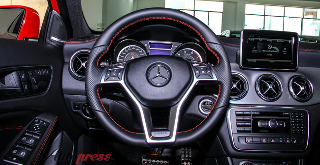 Cụm vô-lăng tích hợp các nút bấm điều khiển