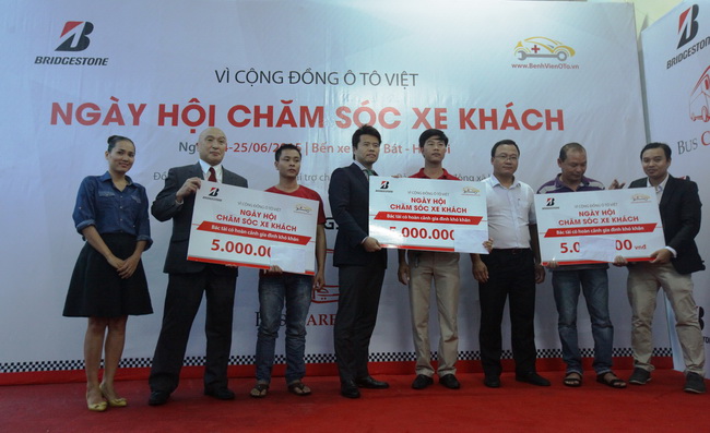 Trong khuôn khổ ngày hội chăm sóc xe khách, lần đầu tiên tại Việt Nam, diễn ra tại bến xe Giáp Bát, ắc quy GS – nhà tài trợ chính của sự kiện, đã cùng với các đơn vị tổ chức gửi tặng các phần quà cho tài xế cho hoàn cảnh khó khăn.