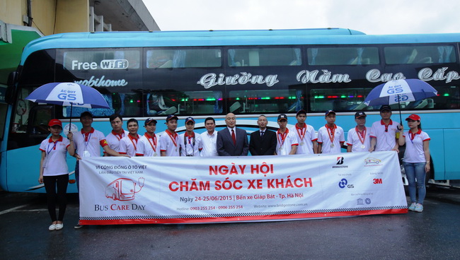 Ông Soichi Hanano – Tân tổng giám đốc của ắc quy GS Việt Nam cùng đội kỹ thuật của ắc quy GS tại bến xe Giáp Bát