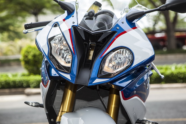 Siêu môtô BMW S1000RR độ dàn áo cá mập