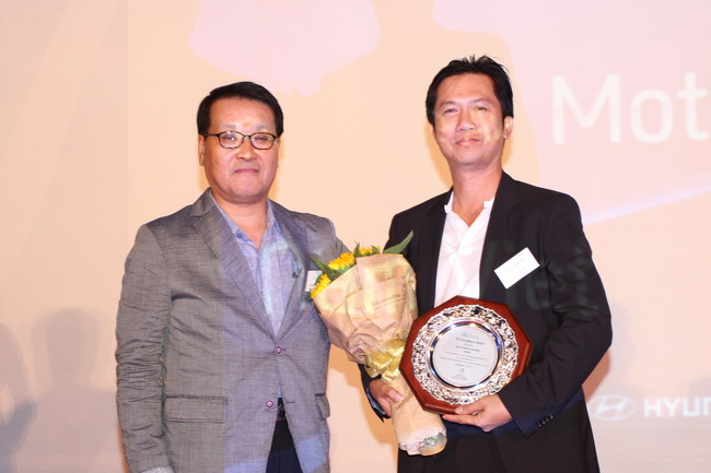 Đại diện Nam Việt Motor (phải) nhận giải thưởng