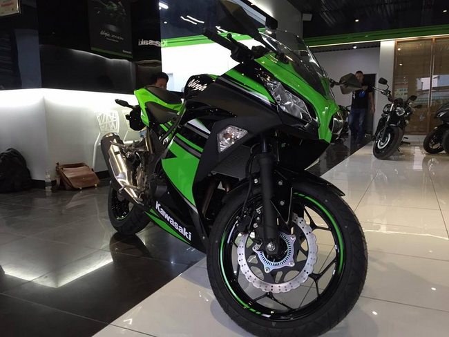 Ninja 300 màu mới về Việt Nam giảm giá còn 149 triệu đồng  Xe máy