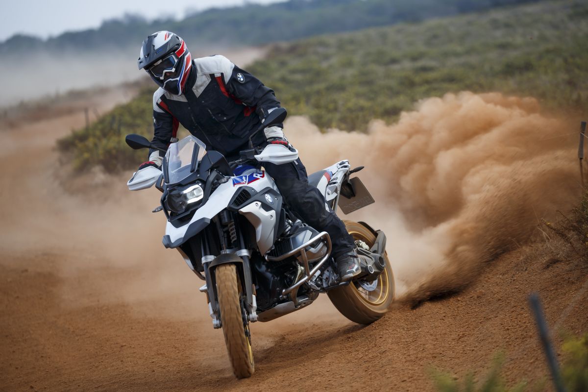 Bộ đôi BMW Motorrad R1250GS và R1250RT 2019 lộ diện trước ngày ra mắt