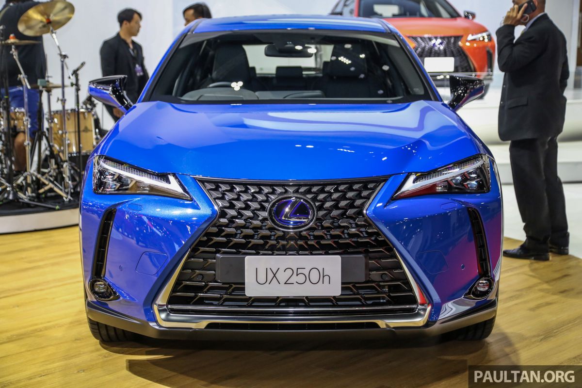 Xe xanh Lexus UX 250h giá từ 1,8 tỷ đồng tại Đông Nam Á