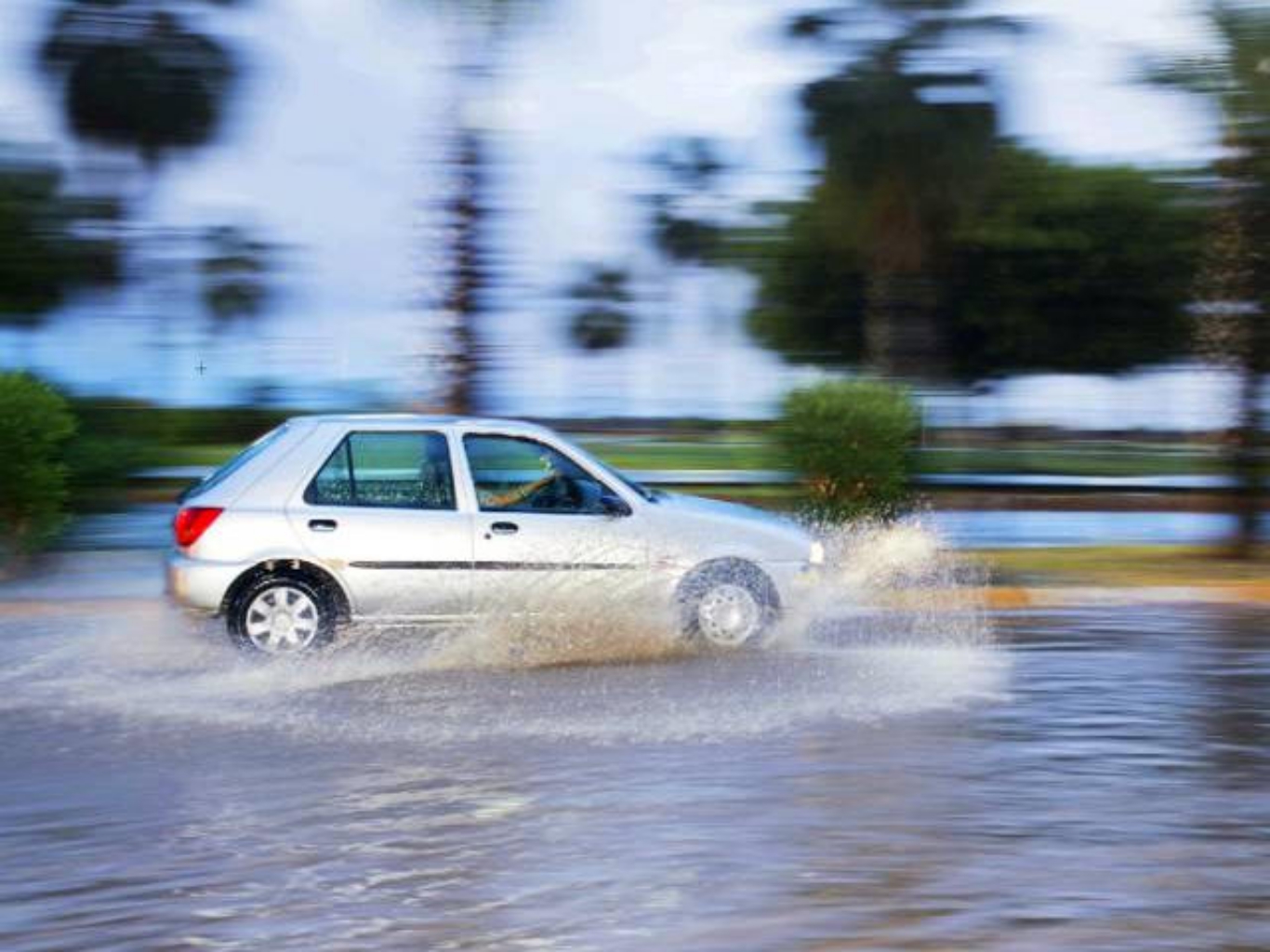 Kỹ năng lái xe an toàn khi trời mưa lớn