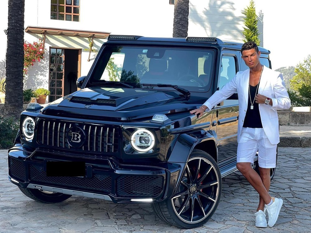 Cristiano Ronaldo xuất hiện trên đường phố Anh bằng chiếc Lamborghini Urus