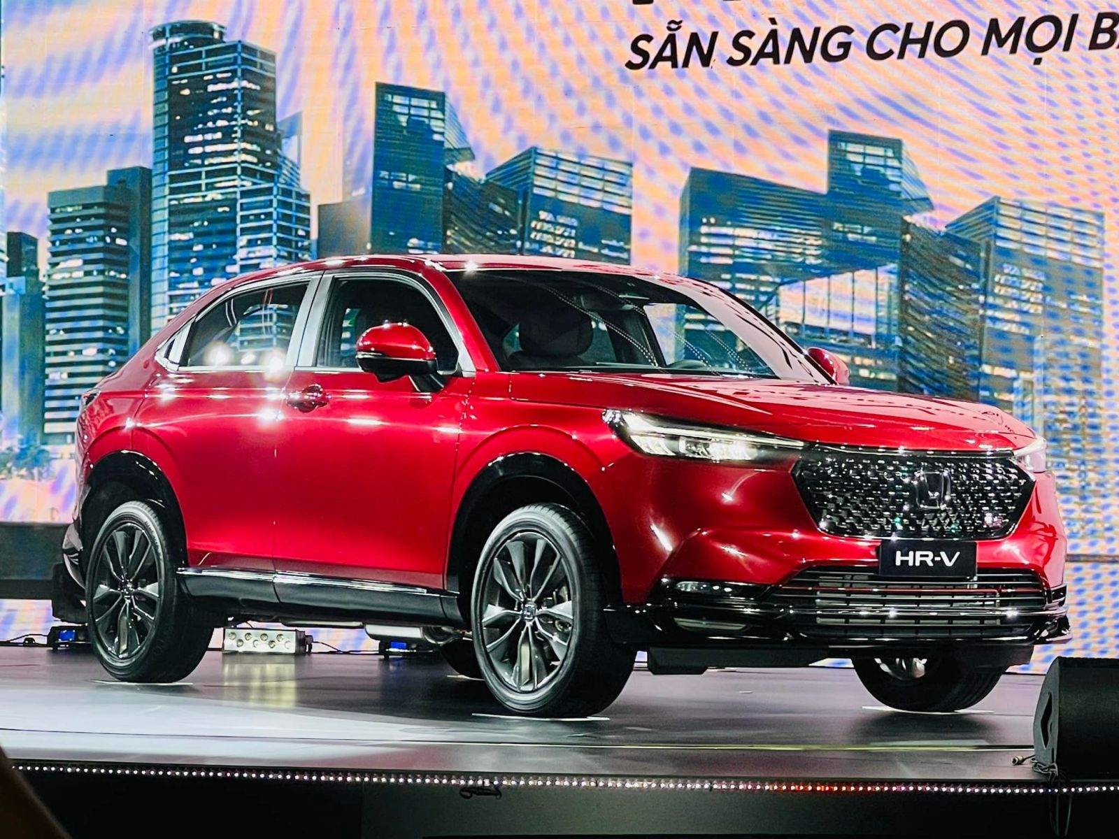 The dealer revealed that Honda HRV 2022 has 2 versions with the expected price from 720 million VND to be launched next month against the king of sales Kia Seltos