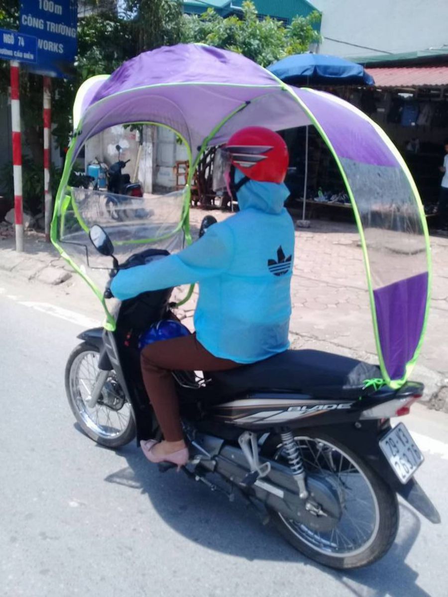Ô che nắng xe máy - Người Việt liều lĩnh